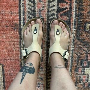 Birkenstock gizeh tortoise shell accents